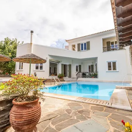 4 Bedrooms Near Pensionat Ándros